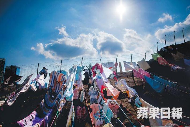 ■九龍灣彩盈邨旁山坡,居民拉起繩索曬晾,形成風馬旗般的繽紛陣勢。■深水埗富昌邨籃球場變身床品博覽會,被單衣物一應俱全。■小熊公仔慘遭五花大綁示眾,可憐又可愛。■出走童話王國,小魔怪出現民間被陣中。■沙田乙明邨居民趁艷陽高照,把棉被拿出來曬晾殺菌。■烈日當空的東涌逸東邨,街坊善用太陽能曬被。 ■九龍灣彩盈邨旁山坡,居民拉起繩索曬晾,形成風馬旗般的繽紛陣勢。■深水埗富昌邨籃球場變身床品博覽會,被單衣物一應俱全。■小熊公仔慘遭五花大綁示眾,可憐又可愛。■出走童話王國,小魔怪出現民間被陣中。■沙田乙明邨居民趁艷陽高照,把棉被拿出來曬晾殺菌。■烈日當空的東涌逸東邨,街坊善用太陽能曬被。