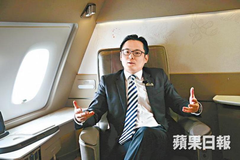 ■謝昭暉指今次新航招聘空姐人數沒有限額。晉平安攝■新加坡航空來港招聘空姐,應徵者需試穿富民族特色的空姐制服予考官評核。 ■謝昭暉指今次新航招聘空姐人數沒有限額。晉平安攝■新加坡航空來港招聘空姐,應徵者需試穿富民族特色的空姐制服予考官評核。