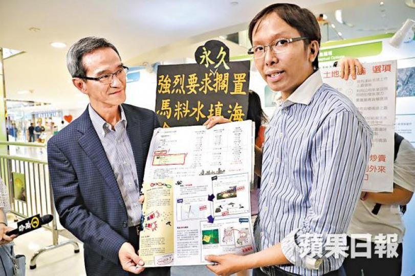 ■黃遠輝(左)及譚凱邦(右)昨在馬鞍山巡迴展覽上就土地問題辯論。 ■黃遠輝(左)及譚凱邦(右)昨在馬鞍山巡迴展覽上就土地問題辯論。