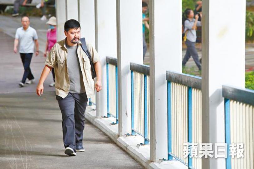 ■仁濟醫院外科副顧問醫生范寧,化身「死亡使者」,為瀕死病人上門義診。黎樹雄攝■在加沙惡劣環境下施手術,令范寧明白生命無分貧富。受訪者提供圖片■公餘時間范醫生會應邀主持講座,向市民講解生死教育。■2010年范醫生(右)參與無國界醫生到海地賑災。受訪者提供圖片■除了無國界醫生,范寧(左)曾加入香港飛行服務隊。受訪者提供圖片 ■仁濟醫院外科副顧問醫生范寧,化身「死亡使者」,為瀕死病人上門義診。黎樹雄攝■在加沙惡劣環境下施手術,令范寧明白生命無分貧富。受訪者提供圖片■公餘時間范醫生會應邀主持講座,向市民講解生死教育。■2010年范醫生(右)參與無國界醫生到海地賑災。受訪者提供圖片■除了無國界醫生,范寧(左)曾加入香港飛行服務隊。受訪者提供圖片
