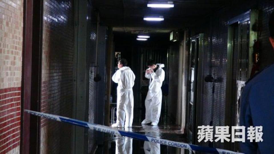 ■政府化驗師到場進入起火單位搜證。 ■政府化驗師到場進入起火單位搜證。