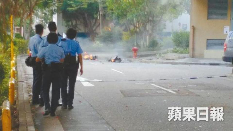 ■冷氣機被燒至如火球墮地,警方封鎖現場。■火勢蔓延整個單位,兩邊火光熊熊。讀者提供圖片■死者親友趕至時傷心痛哭。梁瑞帆攝■死者遺體由仵工抬走,移送殮房。 ■冷氣機被燒至如火球墮地,警方封鎖現場。■火勢蔓延整個單位,兩邊火光熊熊。讀者提供圖片■死者親友趕至時傷心痛哭。梁瑞帆攝■死者遺體由仵工抬走,移送殮房。