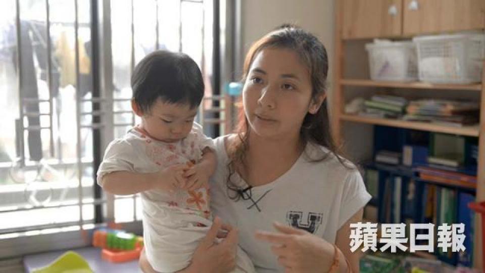 社工媽媽楊佩艮的兩歲半小女兒(左)早前因病入院女兒留院五天,病房要求父母其中一人二十四小時陪伴,夫婦二人輪班,只得一張膠椅渡過。(受訪者提供)衛生署與醫管局的印發的《愛,從母乳開始…》小冊子建議,媽媽喂哺母乳時「腳部都要得到充分承托」,但病房沒有提供腳踏或矮凳。記者以家長身份致電醫院,查詢多間龍頭醫院家長留宿配套設施。 社工媽媽楊佩艮的兩歲半小女兒(左)早前因病入院女兒留院五天,病房要求父母其中一人二十四小時陪伴,夫婦二人輪班,只得一張膠椅渡過。(受訪者提供)衛生署與醫管局的印發的《愛,從母乳開始…》小冊子建議,媽媽喂哺母乳時「腳部都要得到充分承托」,但病房沒有提供腳踏或矮凳。記者以家長身份致電醫院,查詢多間龍頭醫院家長留宿配套設施。