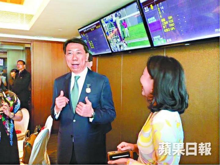 ■洪丕正按慣例畀貼士記者,二話不說揀咗巴基之星。 ■洪丕正按慣例畀貼士記者,二話不說揀咗巴基之星。