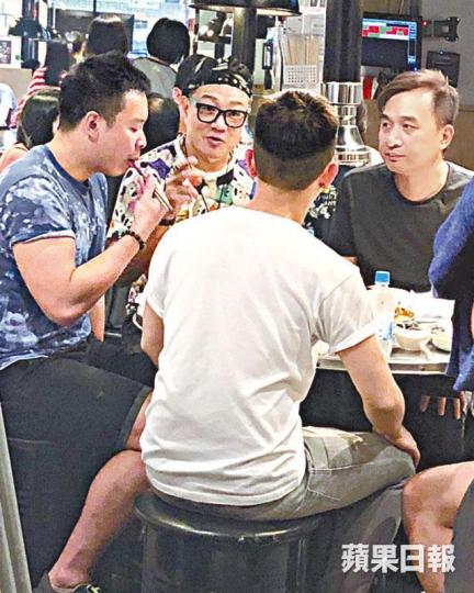■魯振順(左二)日前與友人食韓國菜,傾得好開心。讀者提供圖片 ■魯振順(左二)日前與友人食韓國菜,傾得好開心。讀者提供圖片