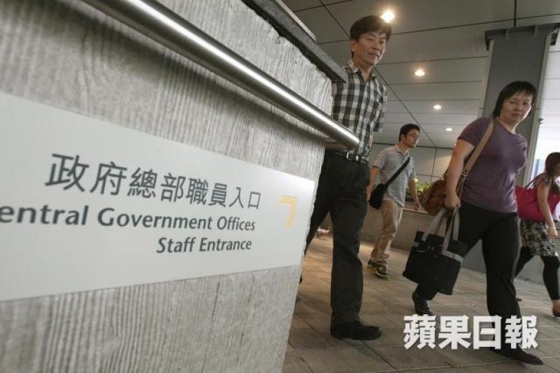 ■公務員加薪調查近日出爐,引起市民熱議。 資料圖片 ■公務員加薪調查近日出爐,引起市民熱議。 資料圖片