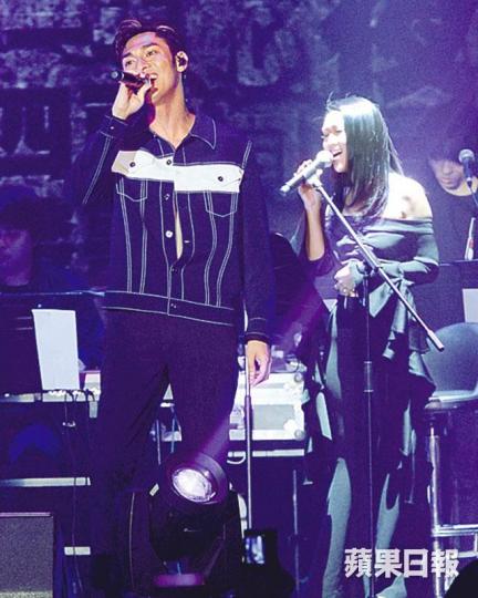 ■關楚耀找來胞妹Natalie合唱,但他表示對方無意入行。■關楚耀唱《死亡之吻》一曲時,與女dancer大跳貼身舞。■關楚耀與MastaMic(左)唱到落台並繞場一周,令現場氣氛好高漲。■關楚耀前晚在旺角麥花臣場館開騷,不時若隱若現晒肌。 ■關楚耀找來胞妹Natalie合唱,但他表示對方無意入行。■關楚耀唱《死亡之吻》一曲時,與女dancer大跳貼身舞。■關楚耀與MastaMic(左)唱到落台並繞場一周,令現場氣氛好高漲。■關楚耀前晚在旺角麥花臣場館開騷,不時若隱若現晒肌。