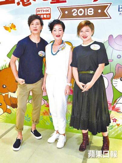 ■(左起)鄧健泓、譚玉瑛及鄧小巧昨日出席兒童演講比賽,勾起童年回憶。 ■(左起)鄧健泓、譚玉瑛及鄧小巧昨日出席兒童演講比賽,勾起童年回憶。