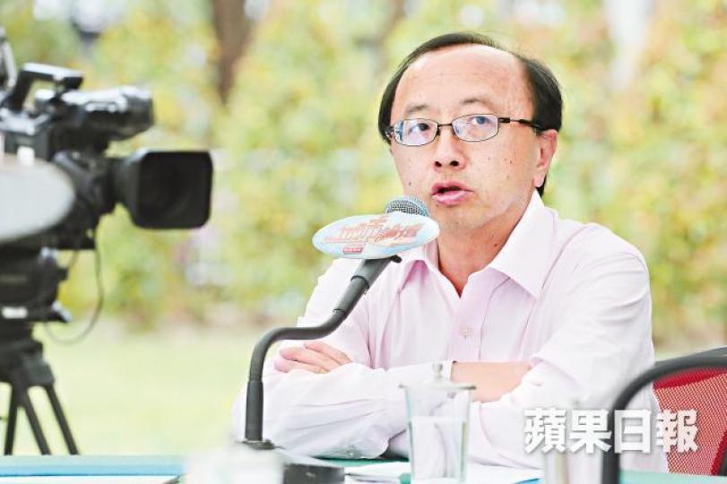 ■何君堯(左圖)及唐琳玲(右圖)先後於法庭內拍照成熱門話題。
■何君堯(左圖)及唐琳玲(右圖)先後於法庭內拍照成熱門話題。