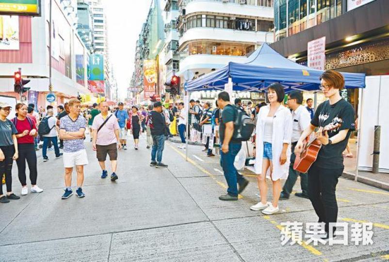 ■龍小菌前晚同自家樂隊帶菌者樂手Mann喺旺角行人專用區以結他表演,重溫以前做街頭藝人感覺。■呢次小菌發現多咗好多裝備十足嘅大媽藝人表演者擺檔。 ■龍小菌前晚同自家樂隊帶菌者樂手Mann喺旺角行人專用區以結他表演,重溫以前做街頭藝人感覺。■呢次小菌發現多咗好多裝備十足嘅大媽藝人表演者擺檔。