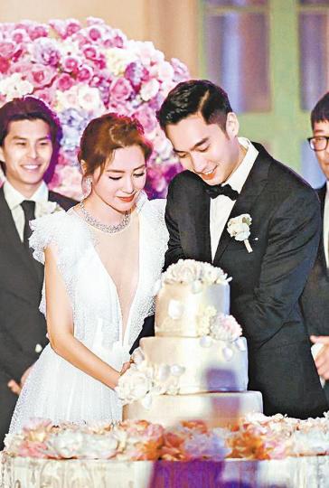 ■阿嬌和老公賴弘國前日在洛杉磯舉行婚宴,之後留在美國度蜜月享受二人世界。■擔任花女的梁浸浸活潑可愛,與新娘阿嬌和姊妹團合照一樣搶鏡。■(右二起)阿Sa、祖兒和Mani自己搞after party,大吃大喝。互聯網圖片■祖兒留在洛杉磯玩,Mani負責拍照。互聯網圖片■赤腳梁浸浸在爸爸保護下玩滑板車。互聯網圖片■Yumiko以性感運動look玩滑板車,笑得好開心。互聯網圖片■前晚飛法國的楊丞琳,自爆獲邀出席阿嬌另一場婚宴。微博圖片 ■阿嬌和老公賴弘國前日在洛杉磯舉行婚宴,之後留在美國度蜜月享受二人世界。■擔任花女的梁浸浸活潑可愛,與新娘阿嬌和姊妹團合照一樣搶鏡。■(右二起)阿Sa、祖兒和Mani自己搞after party,大吃大喝。互聯網圖片■祖兒留在洛杉磯玩,Mani負責拍照。互聯網圖片■赤腳梁浸浸在爸爸保護下玩滑板車。互聯網圖片■Yumiko以性感運動look玩滑板車,笑得好開心。互聯網圖片■前晚飛法國的楊丞琳,自爆獲邀出席阿嬌另一場婚宴。微博圖片