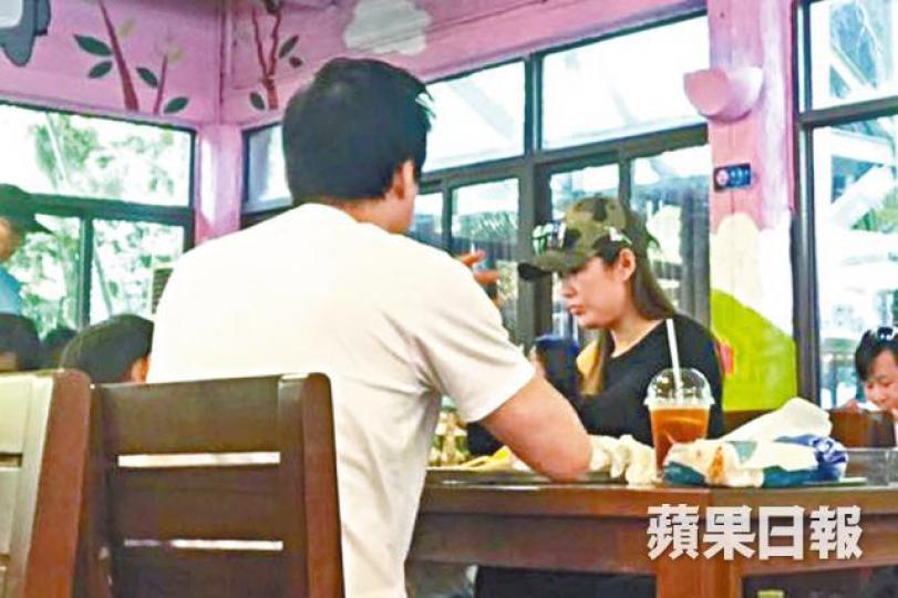 ■洪天明日前趁假期帶妻兒到內地的主題樂園玩。讀者提供圖片■天明拎着飲品邊行邊飲。讀者提供圖片■天明見兩子好擦得,要再出動排隊買食物。讀者提供圖片■天明準備乾糧給兒子餵長頸鹿。互聯網圖片 ■洪天明日前趁假期帶妻兒到內地的主題樂園玩。讀者提供圖片■天明拎着飲品邊行邊飲。讀者提供圖片■天明見兩子好擦得,要再出動排隊買食物。讀者提供圖片■天明準備乾糧給兒子餵長頸鹿。互聯網圖片