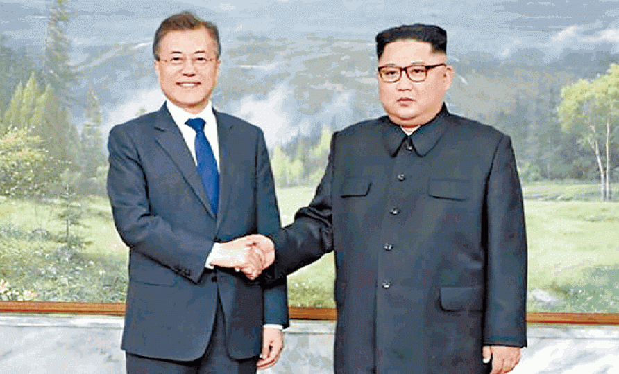 ■金正恩跟文在寅合照時無甚笑容。 ■金正恩跟文在寅合照時無甚笑容。