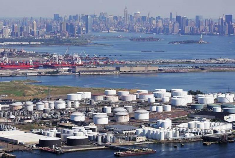 ■油組擬縮細減產規模,消息觸發油市應聲下挫,打擊加元等商品貨幣。 資料圖片 ■油組擬縮細減產規模,消息觸發油市應聲下挫,打擊加元等商品貨幣。 資料圖片