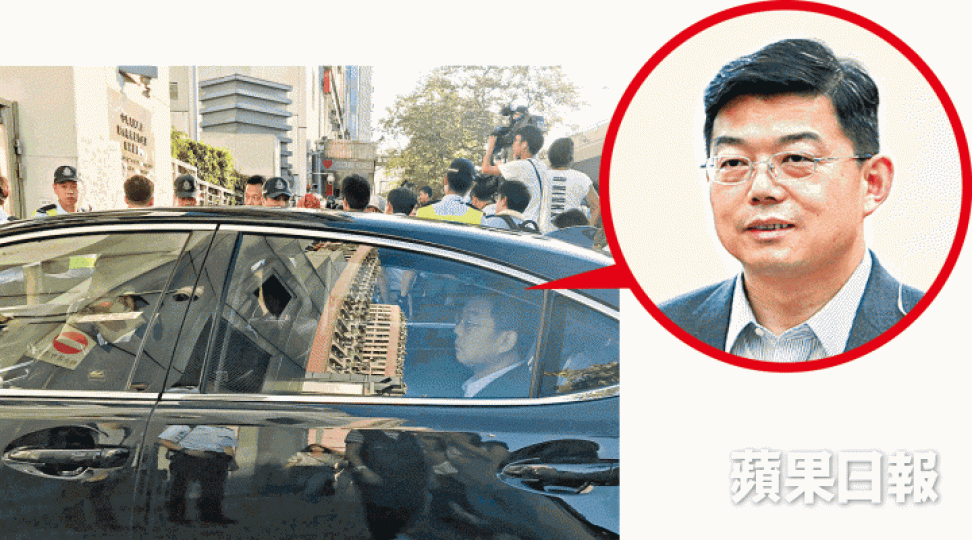 ■遊行人士散去後,王振民乘車返抵中聯辦。陳嘉裕攝
■遊行人士散去後,王振民乘車返抵中聯辦。陳嘉裕攝