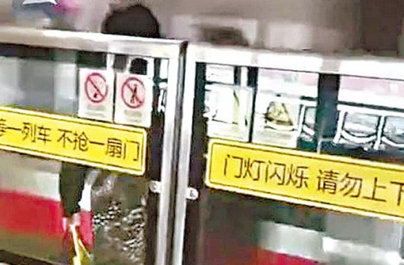■上海女子被夾在月台閘門和列車之間。■重慶男乘輕軌強行衝門頸部被夾住。互聯網 ■上海女子被夾在月台閘門和列車之間。■重慶男乘輕軌強行衝門頸部被夾住。互聯網