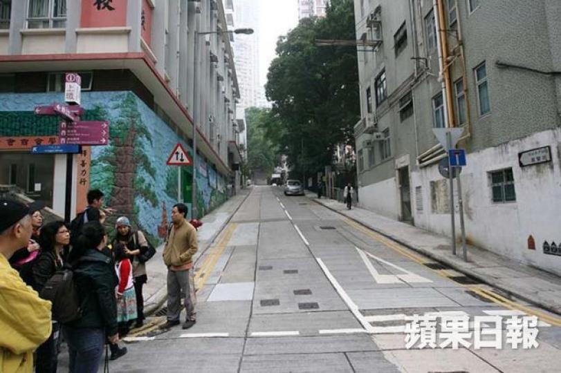 ■中上環居賢坊附近曾經有不少極具傳統特色的店舖,不過難敵時代巨輪,已被消失得無影無蹤。 資料圖片 ■中上環居賢坊附近曾經有不少極具傳統特色的店舖,不過難敵時代巨輪,已被消失得無影無蹤。 資料圖片