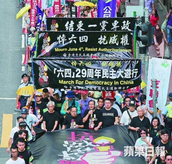 ■不怕暴曬,無懼打壓,逾千市民昨上街參與六四遊行,高呼結束一黨專政。何頴賢攝■鍾小姐帶同兩女兒上街,指習近平無限期做國家主席,證明中共越來越獨裁。因此走出來反抗威權政治。 ■不怕暴曬,無懼打壓,逾千市民昨上街參與六四遊行,高呼結束一黨專政。何頴賢攝■鍾小姐帶同兩女兒上街,指習近平無限期做國家主席,證明中共越來越獨裁。因此走出來反抗威權政治。