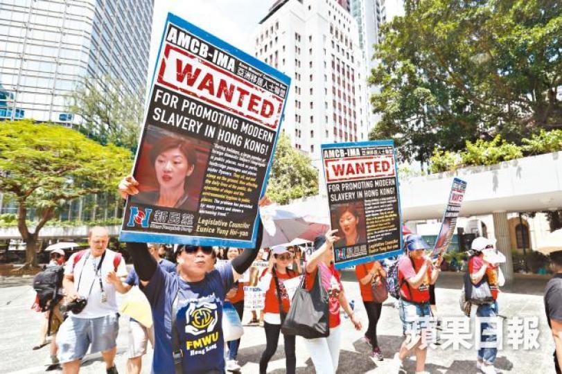 ■容海恩親自接請願信,並向團體代表道歉。
■容海恩親自接請願信,並向團體代表道歉。