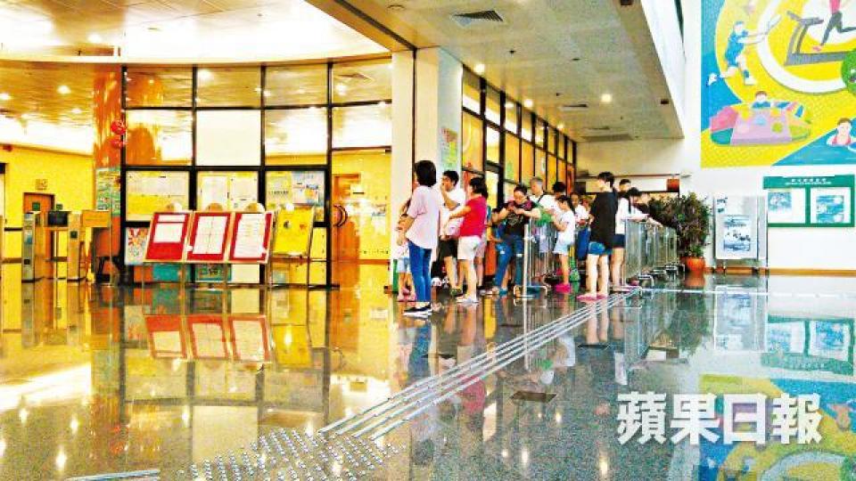 ■受設施暫停開放影響,泳池外排滿人龍。麥超億攝■因救生員人手不足,何文田最大型的嬉水池5月暫停開放。 ■受設施暫停開放影響,泳池外排滿人龍。麥超億攝■因救生員人手不足,何文田最大型的嬉水池5月暫停開放。