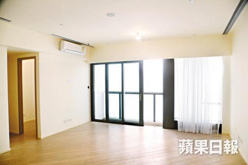 ■柏蔚山開放兩個交樓標準示範單位,其中包括第1座28樓B室,四房雙套房間隔。何耀勤攝■項目四房示範單位的浴室內設有雙洗手盤。 ■柏蔚山開放兩個交樓標準示範單位,其中包括第1座28樓B室,四房雙套房間隔。何耀勤攝■項目四房示範單位的浴室內設有雙洗手盤。
