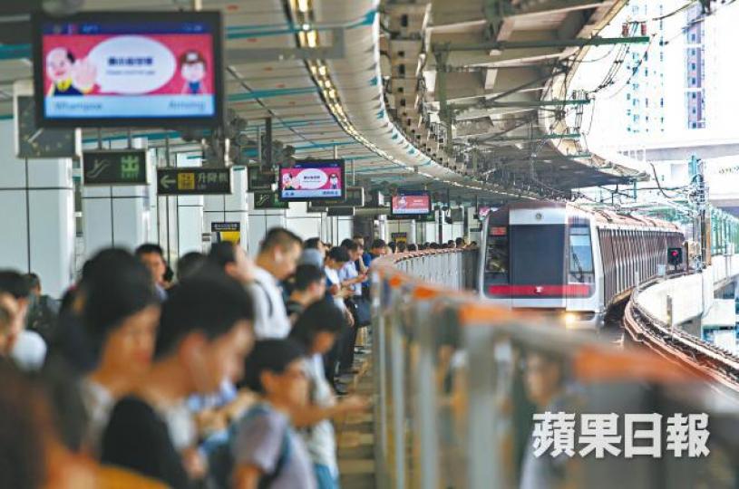 ■港鐵每程3%折扣被指小恩小惠,未有減輕市民負擔。周智堅攝 ■港鐵每程3%折扣被指小恩小惠,未有減輕市民負擔。周智堅攝