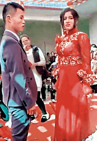 ■維族新娘表情痛苦扭曲,內心似乎充滿難言之隱。 ■維族新娘表情痛苦扭曲,內心似乎充滿難言之隱。