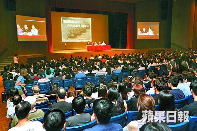 ■前年各大專院校宣佈不參加燭光集會;圖為當年中大舉辦的六四論壇。
■前年各大專院校宣佈不參加燭光集會;圖為當年中大舉辦的六四論壇。