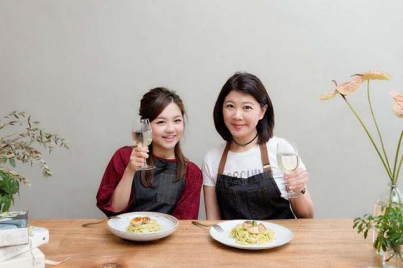 ■Barbie（左）有幾分似歌手鄧紫棋。　相片由公司提供