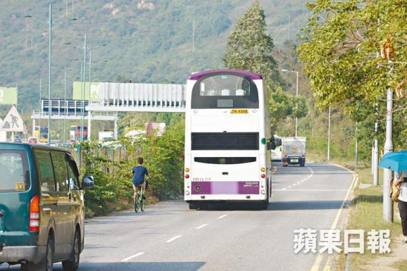 ■翔東路不時有人踩單車,巴士須越線避開。
■翔東路不時有人踩單車,巴士須越線避開。