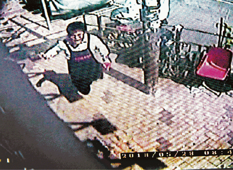■男子捱斬後逃跑,神色慌張。 ■男子捱斬後逃跑,神色慌張。