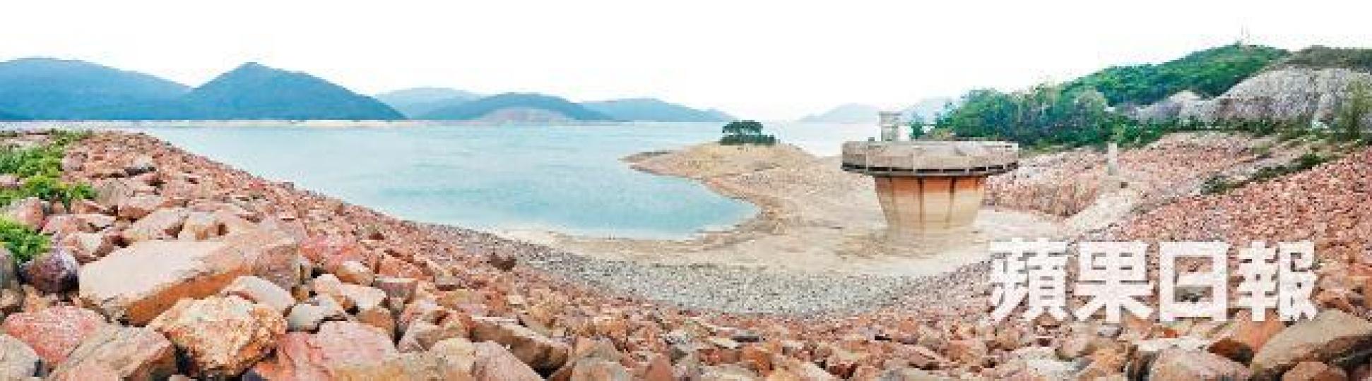 ■全港儲水量最大的萬宜水庫儲水量比去年同期下跌7個百分點,部份位置乾涸見底。王子俊攝■流水響灌溉水塘近日水乾至見底。資料圖片 ■全港儲水量最大的萬宜水庫儲水量比去年同期下跌7個百分點,部份位置乾涸見底。王子俊攝■流水響灌溉水塘近日水乾至見底。資料圖片
