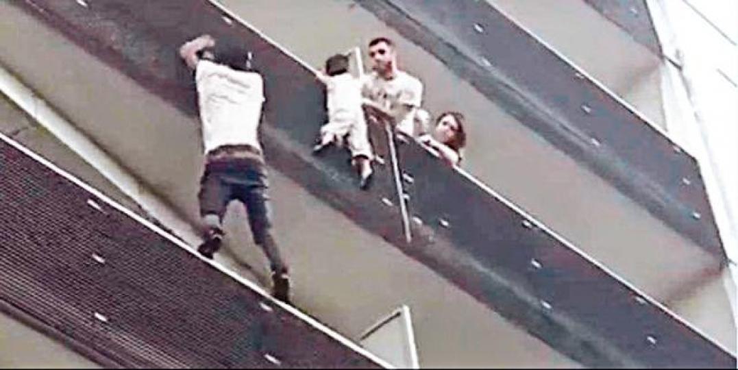 ■加薩馬(左)徒手爬上4樓勇救小孩。■馬克龍(左)昨見加薩馬,並宣佈讓他入籍。 ■加薩馬(左)徒手爬上4樓勇救小孩。■馬克龍(左)昨見加薩馬,並宣佈讓他入籍。