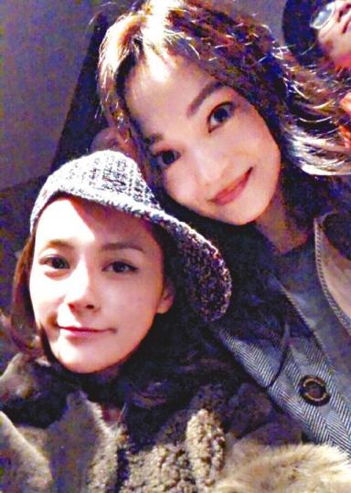 ■阿嬌(左)和張韶涵姐妹情深,做了賴太的她第一條微博就撐好姐妹。微博圖片■張韶涵的爸爸(左)和舅父接受傳媒訪問數臭張韶涵,親情何價!台灣《蘋果日報》■張韶涵和母親(右)關係決裂十年。台灣《蘋果日報》■張韶涵十年前與母親因錢反目後,曾於台灣召開記者會。資料圖片 ■阿嬌(左)和張韶涵姐妹情深,做了賴太的她第一條微博就撐好姐妹。微博圖片■張韶涵的爸爸(左)和舅父接受傳媒訪問數臭張韶涵,親情何價!台灣《蘋果日報》■張韶涵和母親(右)關係決裂十年。台灣《蘋果日報》■張韶涵十年前與母親因錢反目後,曾於台灣召開記者會。資料圖片