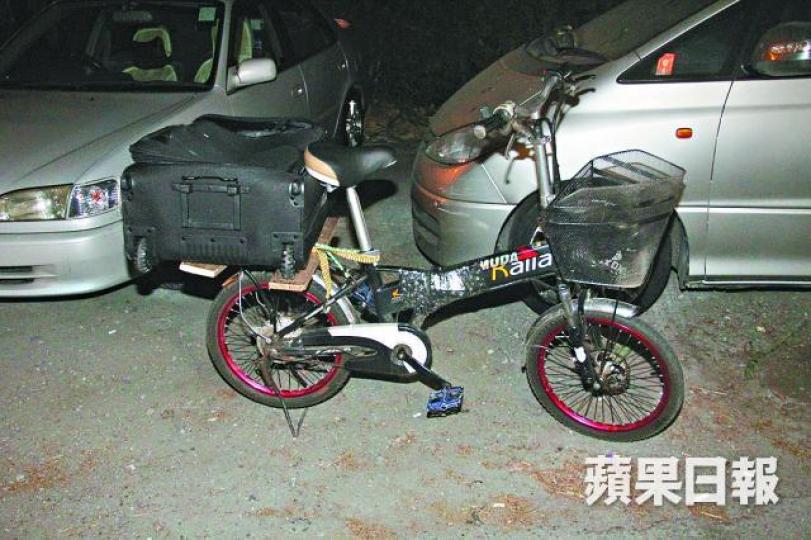 ■肇事電動單車被警方撿走。 ■肇事電動單車被警方撿走。