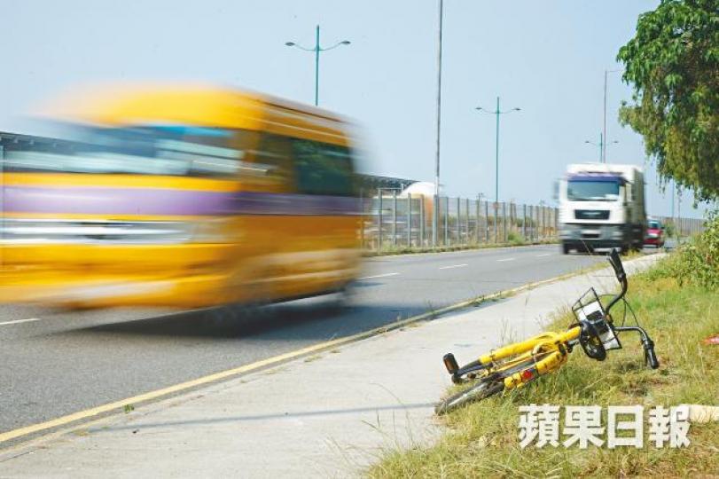 ■現場遺下肇事ofo共享單車。張家豪攝■死者上周六被的士撞倒,有途人為他撐傘待救援。讀者提供圖片 ■現場遺下肇事ofo共享單車。張家豪攝■死者上周六被的士撞倒,有途人為他撐傘待救援。讀者提供圖片