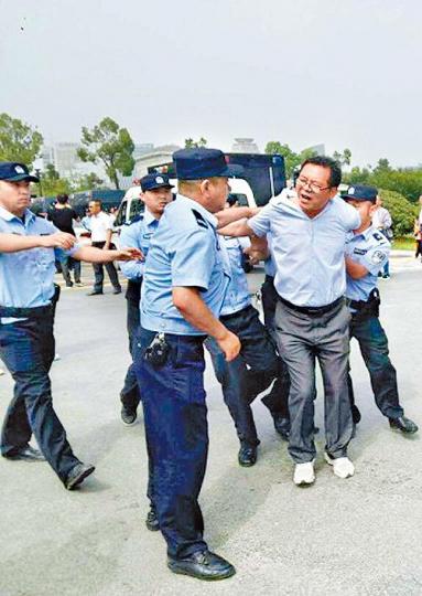 ■教師上街討薪遭警方毆打。互聯網■有教師受傷,須送院治療。 ■教師上街討薪遭警方毆打。互聯網■有教師受傷,須送院治療。