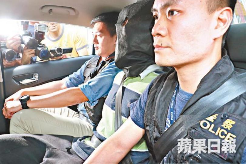 ■警方昨午以涉嫌遊蕩罪拘捕疑犯。溫文學攝■疑犯前日故意靠近多名女途人再摸臀非禮。讀者提供短片截圖 ■警方昨午以涉嫌遊蕩罪拘捕疑犯。溫文學攝■疑犯前日故意靠近多名女途人再摸臀非禮。讀者提供短片截圖
