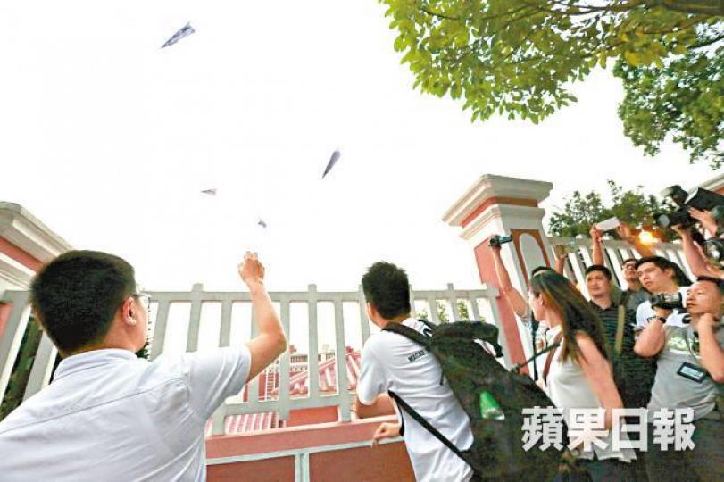 ■前年5月,蘇嘉豪遊行到澳門禮賓府集會及擲紙飛機。 ■前年5月,蘇嘉豪遊行到澳門禮賓府集會及擲紙飛機。