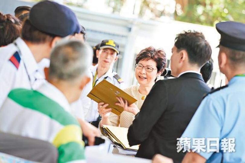 ■林鄭昨出席行會前接收請願信。 ■林鄭昨出席行會前接收請願信。