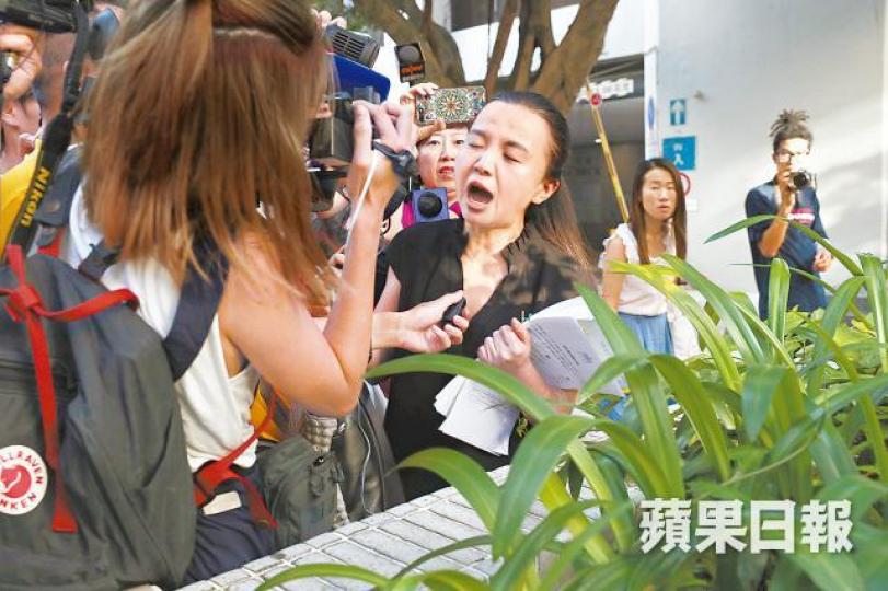 ■早前獲准保釋的唐琳玲,當日離庭時被傳媒包圍。資料圖片 ■早前獲准保釋的唐琳玲,當日離庭時被傳媒包圍。資料圖片
