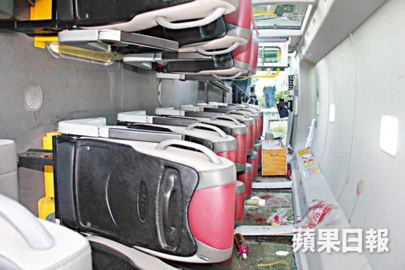 ■小巴車廂內雜物傾倒翻側,車頂位置沾滿乘客血迹。謝志輝攝■救護員為傷者分流及即時治理。■有女學生乘客鮮血染滿校裙。 ■小巴車廂內雜物傾倒翻側,車頂位置沾滿乘客血迹。謝志輝攝■救護員為傷者分流及即時治理。■有女學生乘客鮮血染滿校裙。