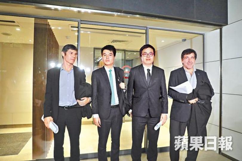 ■蘇嘉豪(左二)與鄭明軒(右二)昨堅持自己無罪。《蘋果》記者攝 ■蘇嘉豪(左二)與鄭明軒(右二)昨堅持自己無罪。《蘋果》記者攝