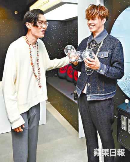 ■張敬軒(右)大爆方大同是夾公仔高手。■有傳今年拉埋天窗的胡子彤及歐鎧淳,昨日拍拖到場。■(左起)余香凝、Super Girls成員Heidi、Aka昨日現身品牌活動。 ■張敬軒(右)大爆方大同是夾公仔高手。■有傳今年拉埋天窗的胡子彤及歐鎧淳,昨日拍拖到場。■(左起)余香凝、Super Girls成員Heidi、Aka昨日現身品牌活動。