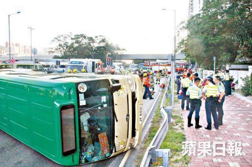 ■小巴被客貨車攔腰猛撞後翻側。 ■小巴被客貨車攔腰猛撞後翻側。
