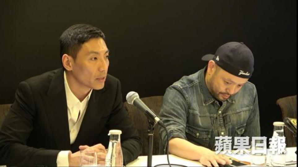 ■沈嘉偉(右)喺公司業績會上,經常頭耷耷靜英英坐喺度。 ■沈嘉偉(右)喺公司業績會上,經常頭耷耷靜英英坐喺度。