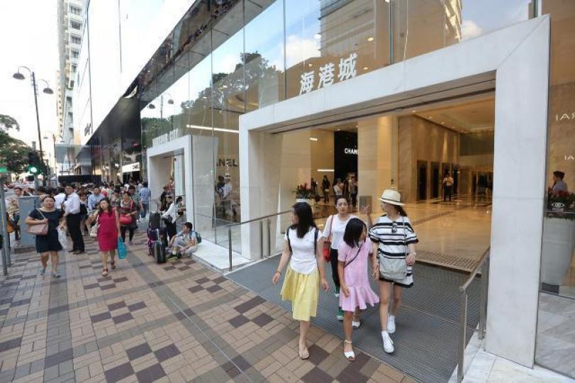 ■本地地產股估值相對樓價遠遠落後,近期見資金對收租股興趣增加。資料圖片 ■本地地產股估值相對樓價遠遠落後,近期見資金對收租股興趣增加。資料圖片