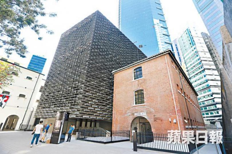 ■大館昨起免費開放予公眾參觀。■有市民昨日拿出一條軟尺,量度大館的羈留室長度。王子俊攝■市民參觀昔日監倉的廁格。 ■大館昨起免費開放予公眾參觀。■有市民昨日拿出一條軟尺,量度大館的羈留室長度。王子俊攝■市民參觀昔日監倉的廁格。