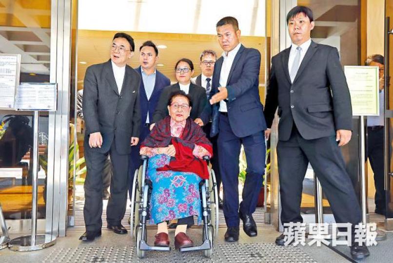 ■羅老太(中)聽審不足一小時後離開法庭,次子羅旭瑞(左)陪伴在側。朱永倫攝■羅嘉瑞被指曾稱可將親屬逐出鷹君董事局。資料圖片■匯豐信託的律師團包括英國御用大律師Paul Girolami(左)及資深大狀馮庭碩(右)。■資深大狀余若海昨代表羅老太陳詞。 ■羅老太(中)聽審不足一小時後離開法庭,次子羅旭瑞(左)陪伴在側。朱永倫攝■羅嘉瑞被指曾稱可將親屬逐出鷹君董事局。資料圖片■匯豐信託的律師團包括英國御用大律師Paul Girolami(左)及資深大狀馮庭碩(右)。■資深大狀余若海昨代表羅老太陳詞。