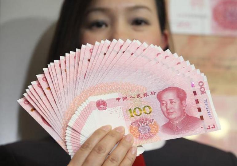 ■受外圍影響,人民幣匯率近期波動。資料圖片 ■受外圍影響,人民幣匯率近期波動。資料圖片